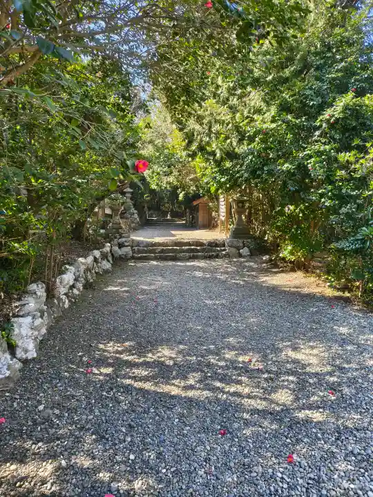 伊良湖神社の{uncategorized: "未分類", other: "その他", undefined: "問題あり", building: "その他建物", grave: "お墓", sacred_gate: "鳥居", guardian: "狛犬", statue: "像", buddha: "仏像", history: "歴史", nature: "自然", garden: "庭園", animal: "動物", pagoda: "塔", temizu: "手水舎", mountain_gate: "山門・神門", sanctuary: "本殿・本堂", subordinate: "末社・摂社", art: "芸術", scenery: "景色", jizo: "地蔵", ema: "絵馬", goshuin: "御朱印", omikuji: "おみくじ", items: "授与品その他", amulet: "お守り", goshuincho: "御朱印帳", eats: "食事", festival: "お祭り", votive_dance: "神楽", shichigosan: "七五三参", wedding: "結婚式", experience: "体験その他", initially: "初詣", around: "周辺", anti_infection: "感染症対策"}