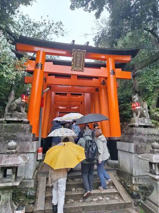 伏見稲荷大社の{uncategorized: "未分類", other: "その他", undefined: "問題あり", building: "その他建物", grave: "お墓", sacred_gate: "鳥居", guardian: "狛犬", statue: "像", buddha: "仏像", history: "歴史", nature: "自然", garden: "庭園", animal: "動物", pagoda: "塔", temizu: "手水舎", mountain_gate: "山門・神門", sanctuary: "本殿・本堂", subordinate: "末社・摂社", art: "芸術", scenery: "景色", jizo: "地蔵", ema: "絵馬", goshuin: "御朱印", omikuji: "おみくじ", items: "授与品その他", amulet: "お守り", goshuincho: "御朱印帳", eats: "食事", festival: "お祭り", votive_dance: "神楽", shichigosan: "七五三参", wedding: "結婚式", experience: "体験その他", initially: "初詣", around: "周辺", anti_infection: "感染症対策"}
