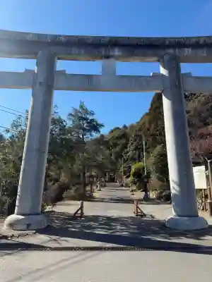 武蔵二宮 金鑚神社の{uncategorized: "未分類", other: "その他", undefined: "問題あり", building: "その他建物", grave: "お墓", sacred_gate: "鳥居", guardian: "狛犬", statue: "像", buddha: "仏像", history: "歴史", nature: "自然", garden: "庭園", animal: "動物", pagoda: "塔", temizu: "手水舎", mountain_gate: "山門・神門", sanctuary: "本殿・本堂", subordinate: "末社・摂社", art: "芸術", scenery: "景色", jizo: "地蔵", ema: "絵馬", goshuin: "御朱印", omikuji: "おみくじ", items: "授与品その他", amulet: "お守り", goshuincho: "御朱印帳", eats: "食事", festival: "お祭り", votive_dance: "神楽", shichigosan: "七五三参", wedding: "結婚式", experience: "体験その他", initially: "初詣", around: "周辺", anti_infection: "感染症対策"}