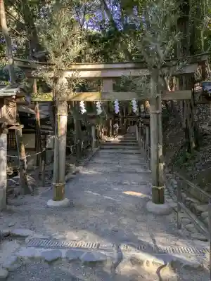 神宝神社(大神神社末社)の{uncategorized: "未分類", other: "その他", undefined: "問題あり", building: "その他建物", grave: "お墓", sacred_gate: "鳥居", guardian: "狛犬", statue: "像", buddha: "仏像", history: "歴史", nature: "自然", garden: "庭園", animal: "動物", pagoda: "塔", temizu: "手水舎", mountain_gate: "山門・神門", sanctuary: "本殿・本堂", subordinate: "末社・摂社", art: "芸術", scenery: "景色", jizo: "地蔵", ema: "絵馬", goshuin: "御朱印", omikuji: "おみくじ", items: "授与品その他", amulet: "お守り", goshuincho: "御朱印帳", eats: "食事", festival: "お祭り", votive_dance: "神楽", shichigosan: "七五三参", wedding: "結婚式", experience: "体験その他", initially: "初詣", around: "周辺", anti_infection: "感染症対策"}