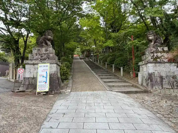 粟田神社の{uncategorized: "未分類", other: "その他", undefined: "問題あり", building: "その他建物", grave: "お墓", sacred_gate: "鳥居", guardian: "狛犬", statue: "像", buddha: "仏像", history: "歴史", nature: "自然", garden: "庭園", animal: "動物", pagoda: "塔", temizu: "手水舎", mountain_gate: "山門・神門", sanctuary: "本殿・本堂", subordinate: "末社・摂社", art: "芸術", scenery: "景色", jizo: "地蔵", ema: "絵馬", goshuin: "御朱印", omikuji: "おみくじ", items: "授与品その他", amulet: "お守り", goshuincho: "御朱印帳", eats: "食事", festival: "お祭り", votive_dance: "神楽", shichigosan: "七五三参", wedding: "結婚式", experience: "体験その他", initially: "初詣", around: "周辺", anti_infection: "感染症対策"}