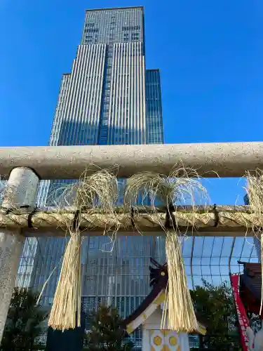 三囲神社（三圍神社）日本橋摂社の{uncategorized: "未分類", other: "その他", undefined: "問題あり", building: "その他建物", grave: "お墓", sacred_gate: "鳥居", guardian: "狛犬", statue: "像", buddha: "仏像", history: "歴史", nature: "自然", garden: "庭園", animal: "動物", pagoda: "塔", temizu: "手水舎", mountain_gate: "山門・神門", sanctuary: "本殿・本堂", subordinate: "末社・摂社", art: "芸術", scenery: "景色", jizo: "地蔵", ema: "絵馬", goshuin: "御朱印", omikuji: "おみくじ", items: "授与品その他", amulet: "お守り", goshuincho: "御朱印帳", eats: "食事", festival: "お祭り", votive_dance: "神楽", shichigosan: "七五三参", wedding: "結婚式", experience: "体験その他", initially: "初詣", around: "周辺", anti_infection: "感染症対策"}