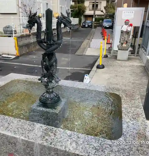 成田山横浜別院延命院の手水舎