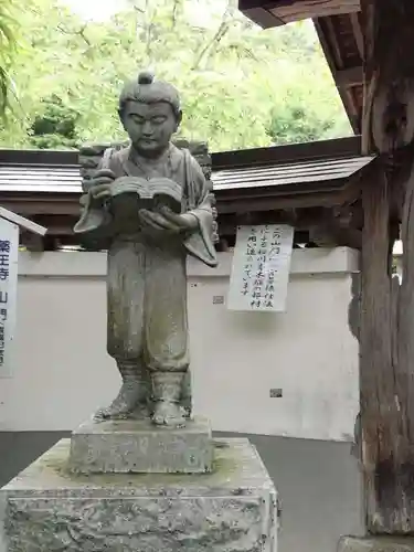 薬王寺の像