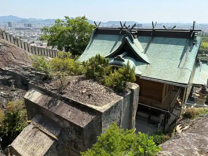 生石神社の{uncategorized: "未分類", other: "その他", undefined: "問題あり", building: "その他建物", grave: "お墓", sacred_gate: "鳥居", guardian: "狛犬", statue: "像", buddha: "仏像", history: "歴史", nature: "自然", garden: "庭園", animal: "動物", pagoda: "塔", temizu: "手水舎", mountain_gate: "山門・神門", sanctuary: "本殿・本堂", subordinate: "末社・摂社", art: "芸術", scenery: "景色", jizo: "地蔵", ema: "絵馬", goshuin: "御朱印", omikuji: "おみくじ", items: "授与品その他", amulet: "お守り", goshuincho: "御朱印帳", eats: "食事", festival: "お祭り", votive_dance: "神楽", shichigosan: "七五三参", wedding: "結婚式", experience: "体験その他", initially: "初詣", around: "周辺", anti_infection: "感染症対策"}