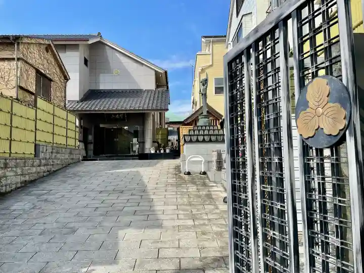 東福院の{uncategorized: "未分類", other: "その他", undefined: "問題あり", building: "その他建物", grave: "お墓", sacred_gate: "鳥居", guardian: "狛犬", statue: "像", buddha: "仏像", history: "歴史", nature: "自然", garden: "庭園", animal: "動物", pagoda: "塔", temizu: "手水舎", mountain_gate: "山門・神門", sanctuary: "本殿・本堂", subordinate: "末社・摂社", art: "芸術", scenery: "景色", jizo: "地蔵", ema: "絵馬", goshuin: "御朱印", omikuji: "おみくじ", items: "授与品その他", amulet: "お守り", goshuincho: "御朱印帳", eats: "食事", festival: "お祭り", votive_dance: "神楽", shichigosan: "七五三参", wedding: "結婚式", experience: "体験その他", initially: "初詣", around: "周辺", anti_infection: "感染症対策"}