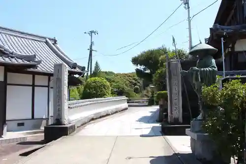 種間寺の山門