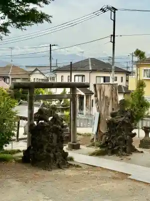 諏訪神社の{uncategorized: "未分類", other: "その他", undefined: "問題あり", building: "その他建物", grave: "お墓", sacred_gate: "鳥居", guardian: "狛犬", statue: "像", buddha: "仏像", history: "歴史", nature: "自然", garden: "庭園", animal: "動物", pagoda: "塔", temizu: "手水舎", mountain_gate: "山門・神門", sanctuary: "本殿・本堂", subordinate: "末社・摂社", art: "芸術", scenery: "景色", jizo: "地蔵", ema: "絵馬", goshuin: "御朱印", omikuji: "おみくじ", items: "授与品その他", amulet: "お守り", goshuincho: "御朱印帳", eats: "食事", festival: "お祭り", votive_dance: "神楽", shichigosan: "七五三参", wedding: "結婚式", experience: "体験その他", initially: "初詣", around: "周辺", anti_infection: "感染症対策"}