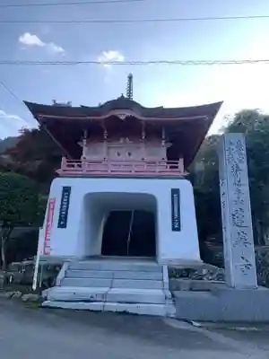 蓮華寺の山門