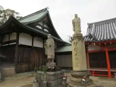八正寺の像
