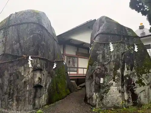 三ツ石神社(岩手県)