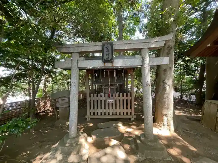 検見川神社の{uncategorized: "未分類", other: "その他", undefined: "問題あり", building: "その他建物", grave: "お墓", sacred_gate: "鳥居", guardian: "狛犬", statue: "像", buddha: "仏像", history: "歴史", nature: "自然", garden: "庭園", animal: "動物", pagoda: "塔", temizu: "手水舎", mountain_gate: "山門・神門", sanctuary: "本殿・本堂", subordinate: "末社・摂社", art: "芸術", scenery: "景色", jizo: "地蔵", ema: "絵馬", goshuin: "御朱印", omikuji: "おみくじ", items: "授与品その他", amulet: "お守り", goshuincho: "御朱印帳", eats: "食事", festival: "お祭り", votive_dance: "神楽", shichigosan: "七五三参", wedding: "結婚式", experience: "体験その他", initially: "初詣", around: "周辺", anti_infection: "感染症対策"}