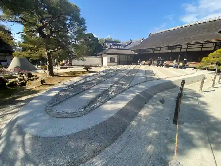 慈照寺(慈照禅寺・銀閣寺)の{uncategorized: "未分類", other: "その他", undefined: "問題あり", building: "その他建物", grave: "お墓", sacred_gate: "鳥居", guardian: "狛犬", statue: "像", buddha: "仏像", history: "歴史", nature: "自然", garden: "庭園", animal: "動物", pagoda: "塔", temizu: "手水舎", mountain_gate: "山門・神門", sanctuary: "本殿・本堂", subordinate: "末社・摂社", art: "芸術", scenery: "景色", jizo: "地蔵", ema: "絵馬", goshuin: "御朱印", omikuji: "おみくじ", items: "授与品その他", amulet: "お守り", goshuincho: "御朱印帳", eats: "食事", festival: "お祭り", votive_dance: "神楽", shichigosan: "七五三参", wedding: "結婚式", experience: "体験その他", initially: "初詣", around: "周辺", anti_infection: "感染症対策"}
