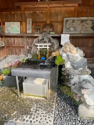 胸肩神社の手水舎