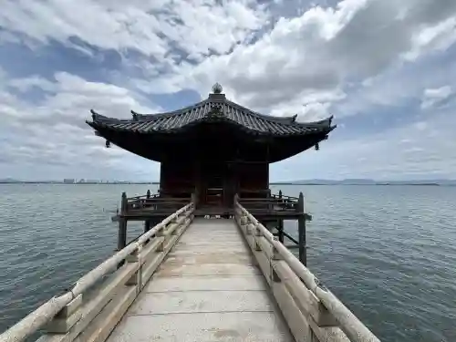 満月寺（浮御堂）の{uncategorized: "未分類", other: "その他", undefined: "問題あり", building: "その他建物", grave: "お墓", sacred_gate: "鳥居", guardian: "狛犬", statue: "像", buddha: "仏像", history: "歴史", nature: "自然", garden: "庭園", animal: "動物", pagoda: "塔", temizu: "手水舎", mountain_gate: "山門・神門", sanctuary: "本殿・本堂", subordinate: "末社・摂社", art: "芸術", scenery: "景色", jizo: "地蔵", ema: "絵馬", goshuin: "御朱印", omikuji: "おみくじ", items: "授与品その他", amulet: "お守り", goshuincho: "御朱印帳", eats: "食事", festival: "お祭り", votive_dance: "神楽", shichigosan: "七五三参", wedding: "結婚式", experience: "体験その他", initially: "初詣", around: "周辺", anti_infection: "感染症対策"}