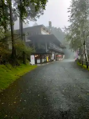 三峯神社の{uncategorized: "未分類", other: "その他", undefined: "問題あり", building: "その他建物", grave: "お墓", sacred_gate: "鳥居", guardian: "狛犬", statue: "像", buddha: "仏像", history: "歴史", nature: "自然", garden: "庭園", animal: "動物", pagoda: "塔", temizu: "手水舎", mountain_gate: "山門・神門", sanctuary: "本殿・本堂", subordinate: "末社・摂社", art: "芸術", scenery: "景色", jizo: "地蔵", ema: "絵馬", goshuin: "御朱印", omikuji: "おみくじ", items: "授与品その他", amulet: "お守り", goshuincho: "御朱印帳", eats: "食事", festival: "お祭り", votive_dance: "神楽", shichigosan: "七五三参", wedding: "結婚式", experience: "体験その他", initially: "初詣", around: "周辺", anti_infection: "感染症対策"}