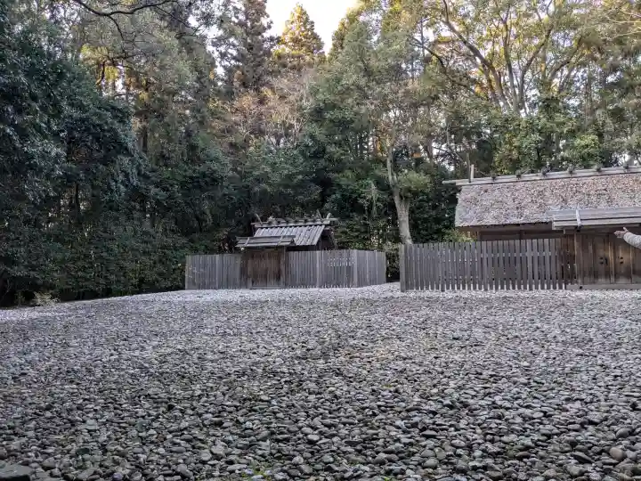 神服織機殿神社(皇大神宮所管社)の{uncategorized: "未分類", other: "その他", undefined: "問題あり", building: "その他建物", grave: "お墓", sacred_gate: "鳥居", guardian: "狛犬", statue: "像", buddha: "仏像", history: "歴史", nature: "自然", garden: "庭園", animal: "動物", pagoda: "塔", temizu: "手水舎", mountain_gate: "山門・神門", sanctuary: "本殿・本堂", subordinate: "末社・摂社", art: "芸術", scenery: "景色", jizo: "地蔵", ema: "絵馬", goshuin: "御朱印", omikuji: "おみくじ", items: "授与品その他", amulet: "お守り", goshuincho: "御朱印帳", eats: "食事", festival: "お祭り", votive_dance: "神楽", shichigosan: "七五三参", wedding: "結婚式", experience: "体験その他", initially: "初詣", around: "周辺", anti_infection: "感染症対策"}