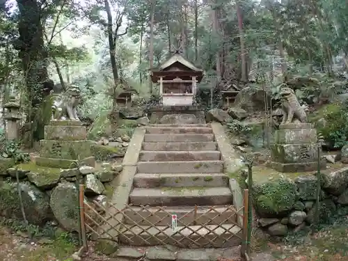 石上神社の本殿