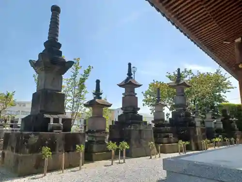 三学院の{uncategorized: "未分類", other: "その他", undefined: "問題あり", building: "その他建物", grave: "お墓", sacred_gate: "鳥居", guardian: "狛犬", statue: "像", buddha: "仏像", history: "歴史", nature: "自然", garden: "庭園", animal: "動物", pagoda: "塔", temizu: "手水舎", mountain_gate: "山門・神門", sanctuary: "本殿・本堂", subordinate: "末社・摂社", art: "芸術", scenery: "景色", jizo: "地蔵", ema: "絵馬", goshuin: "御朱印", omikuji: "おみくじ", items: "授与品その他", amulet: "お守り", goshuincho: "御朱印帳", eats: "食事", festival: "お祭り", votive_dance: "神楽", shichigosan: "七五三参", wedding: "結婚式", experience: "体験その他", initially: "初詣", around: "周辺", anti_infection: "感染症対策"}