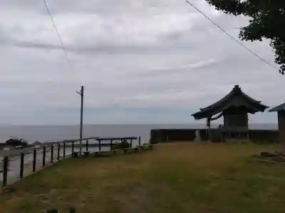 美保神社の{uncategorized: "未分類", other: "その他", undefined: "問題あり", building: "その他建物", grave: "お墓", sacred_gate: "鳥居", guardian: "狛犬", statue: "像", buddha: "仏像", history: "歴史", nature: "自然", garden: "庭園", animal: "動物", pagoda: "塔", temizu: "手水舎", mountain_gate: "山門・神門", sanctuary: "本殿・本堂", subordinate: "末社・摂社", art: "芸術", scenery: "景色", jizo: "地蔵", ema: "絵馬", goshuin: "御朱印", omikuji: "おみくじ", items: "授与品その他", amulet: "お守り", goshuincho: "御朱印帳", eats: "食事", festival: "お祭り", votive_dance: "神楽", shichigosan: "七五三参", wedding: "結婚式", experience: "体験その他", initially: "初詣", around: "周辺", anti_infection: "感染症対策"}