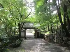 西教寺の山門