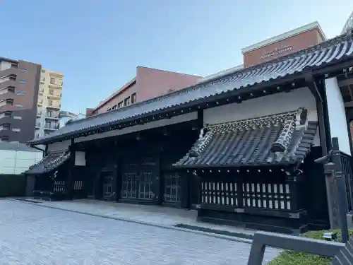 豊川稲荷東京別院の{uncategorized: "未分類", other: "その他", undefined: "問題あり", building: "その他建物", grave: "お墓", sacred_gate: "鳥居", guardian: "狛犬", statue: "像", buddha: "仏像", history: "歴史", nature: "自然", garden: "庭園", animal: "動物", pagoda: "塔", temizu: "手水舎", mountain_gate: "山門・神門", sanctuary: "本殿・本堂", subordinate: "末社・摂社", art: "芸術", scenery: "景色", jizo: "地蔵", ema: "絵馬", goshuin: "御朱印", omikuji: "おみくじ", items: "授与品その他", amulet: "お守り", goshuincho: "御朱印帳", eats: "食事", festival: "お祭り", votive_dance: "神楽", shichigosan: "七五三参", wedding: "結婚式", experience: "体験その他", initially: "初詣", around: "周辺", anti_infection: "感染症対策"}