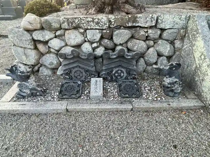 西徳寺の{uncategorized: "未分類", other: "その他", undefined: "問題あり", building: "その他建物", grave: "お墓", sacred_gate: "鳥居", guardian: "狛犬", statue: "像", buddha: "仏像", history: "歴史", nature: "自然", garden: "庭園", animal: "動物", pagoda: "塔", temizu: "手水舎", mountain_gate: "山門・神門", sanctuary: "本殿・本堂", subordinate: "末社・摂社", art: "芸術", scenery: "景色", jizo: "地蔵", ema: "絵馬", goshuin: "御朱印", omikuji: "おみくじ", items: "授与品その他", amulet: "お守り", goshuincho: "御朱印帳", eats: "食事", festival: "お祭り", votive_dance: "神楽", shichigosan: "七五三参", wedding: "結婚式", experience: "体験その他", initially: "初詣", around: "周辺", anti_infection: "感染症対策"}