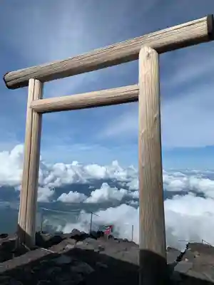 富士山頂上浅間大社奥宮の鳥居