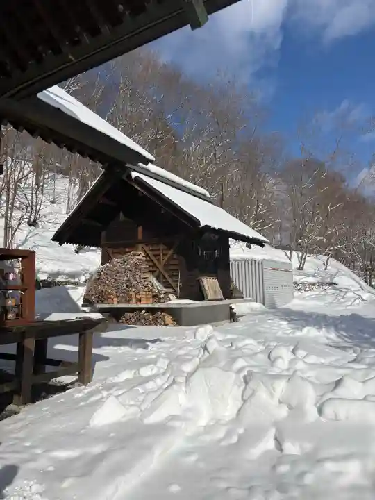 夕張神社の{uncategorized: "未分類", other: "その他", undefined: "問題あり", building: "その他建物", grave: "お墓", sacred_gate: "鳥居", guardian: "狛犬", statue: "像", buddha: "仏像", history: "歴史", nature: "自然", garden: "庭園", animal: "動物", pagoda: "塔", temizu: "手水舎", mountain_gate: "山門・神門", sanctuary: "本殿・本堂", subordinate: "末社・摂社", art: "芸術", scenery: "景色", jizo: "地蔵", ema: "絵馬", goshuin: "御朱印", omikuji: "おみくじ", items: "授与品その他", amulet: "お守り", goshuincho: "御朱印帳", eats: "食事", festival: "お祭り", votive_dance: "神楽", shichigosan: "七五三参", wedding: "結婚式", experience: "体験その他", initially: "初詣", around: "周辺", anti_infection: "感染症対策"}