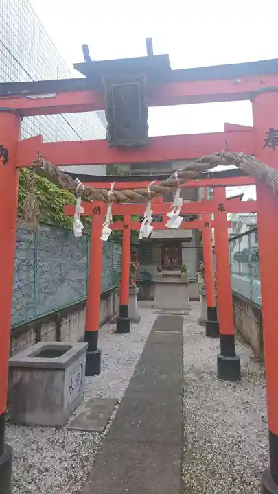 稲荷大明神の鳥居