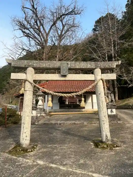迦具神社の{uncategorized: "未分類", other: "その他", undefined: "問題あり", building: "その他建物", grave: "お墓", sacred_gate: "鳥居", guardian: "狛犬", statue: "像", buddha: "仏像", history: "歴史", nature: "自然", garden: "庭園", animal: "動物", pagoda: "塔", temizu: "手水舎", mountain_gate: "山門・神門", sanctuary: "本殿・本堂", subordinate: "末社・摂社", art: "芸術", scenery: "景色", jizo: "地蔵", ema: "絵馬", goshuin: "御朱印", omikuji: "おみくじ", items: "授与品その他", amulet: "お守り", goshuincho: "御朱印帳", eats: "食事", festival: "お祭り", votive_dance: "神楽", shichigosan: "七五三参", wedding: "結婚式", experience: "体験その他", initially: "初詣", around: "周辺", anti_infection: "感染症対策"}