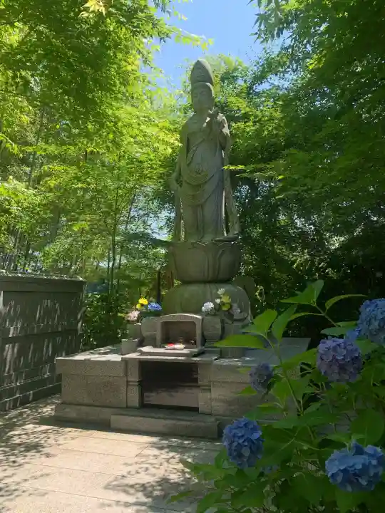 雲昌寺の{uncategorized: "未分類", other: "その他", undefined: "問題あり", building: "その他建物", grave: "お墓", sacred_gate: "鳥居", guardian: "狛犬", statue: "像", buddha: "仏像", history: "歴史", nature: "自然", garden: "庭園", animal: "動物", pagoda: "塔", temizu: "手水舎", mountain_gate: "山門・神門", sanctuary: "本殿・本堂", subordinate: "末社・摂社", art: "芸術", scenery: "景色", jizo: "地蔵", ema: "絵馬", goshuin: "御朱印", omikuji: "おみくじ", items: "授与品その他", amulet: "お守り", goshuincho: "御朱印帳", eats: "食事", festival: "お祭り", votive_dance: "神楽", shichigosan: "七五三参", wedding: "結婚式", experience: "体験その他", initially: "初詣", around: "周辺", anti_infection: "感染症対策"}