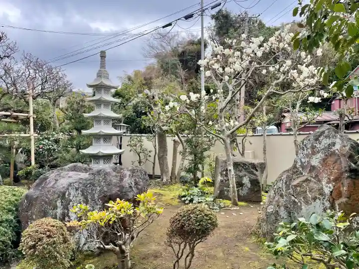 東漸寺の{uncategorized: "未分類", other: "その他", undefined: "問題あり", building: "その他建物", grave: "お墓", sacred_gate: "鳥居", guardian: "狛犬", statue: "像", buddha: "仏像", history: "歴史", nature: "自然", garden: "庭園", animal: "動物", pagoda: "塔", temizu: "手水舎", mountain_gate: "山門・神門", sanctuary: "本殿・本堂", subordinate: "末社・摂社", art: "芸術", scenery: "景色", jizo: "地蔵", ema: "絵馬", goshuin: "御朱印", omikuji: "おみくじ", items: "授与品その他", amulet: "お守り", goshuincho: "御朱印帳", eats: "食事", festival: "お祭り", votive_dance: "神楽", shichigosan: "七五三参", wedding: "結婚式", experience: "体験その他", initially: "初詣", around: "周辺", anti_infection: "感染症対策"}