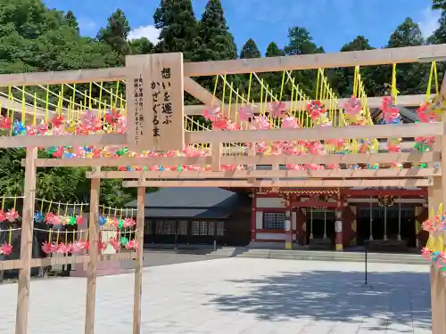 盛岡八幡宮の{uncategorized: "未分類", other: "その他", undefined: "問題あり", building: "その他建物", grave: "お墓", sacred_gate: "鳥居", guardian: "狛犬", statue: "像", buddha: "仏像", history: "歴史", nature: "自然", garden: "庭園", animal: "動物", pagoda: "塔", temizu: "手水舎", mountain_gate: "山門・神門", sanctuary: "本殿・本堂", subordinate: "末社・摂社", art: "芸術", scenery: "景色", jizo: "地蔵", ema: "絵馬", goshuin: "御朱印", omikuji: "おみくじ", items: "授与品その他", amulet: "お守り", goshuincho: "御朱印帳", eats: "食事", festival: "お祭り", votive_dance: "神楽", shichigosan: "七五三参", wedding: "結婚式", experience: "体験その他", initially: "初詣", around: "周辺", anti_infection: "感染症対策"}