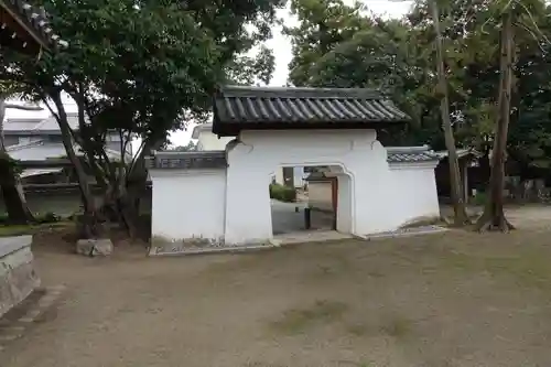 秦楽寺の山門・神門