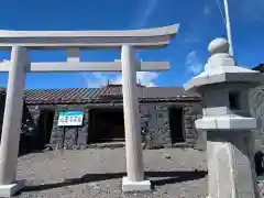 富士山頂上浅間大社奥宮の鳥居