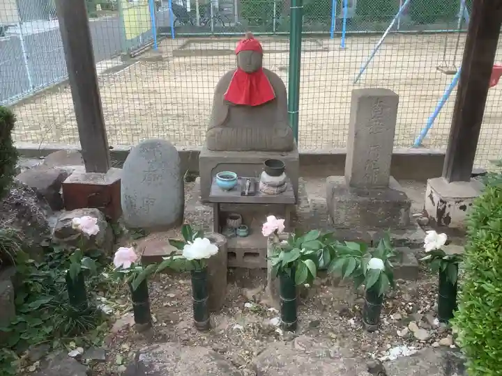 西高山町公民館の社の地蔵