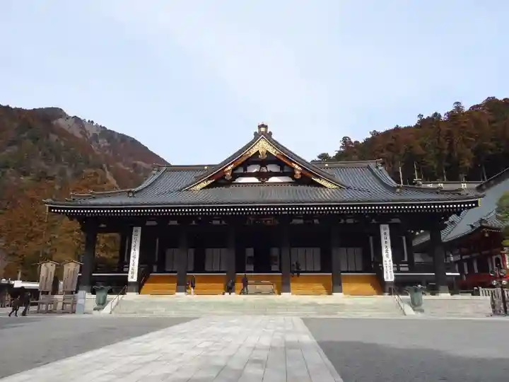 久遠寺の本殿・本堂