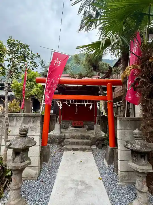 大木戸稲荷神社の{uncategorized: "未分類", other: "その他", undefined: "問題あり", building: "その他建物", grave: "お墓", sacred_gate: "鳥居", guardian: "狛犬", statue: "像", buddha: "仏像", history: "歴史", nature: "自然", garden: "庭園", animal: "動物", pagoda: "塔", temizu: "手水舎", mountain_gate: "山門・神門", sanctuary: "本殿・本堂", subordinate: "末社・摂社", art: "芸術", scenery: "景色", jizo: "地蔵", ema: "絵馬", goshuin: "御朱印", omikuji: "おみくじ", items: "授与品その他", amulet: "お守り", goshuincho: "御朱印帳", eats: "食事", festival: "お祭り", votive_dance: "神楽", shichigosan: "七五三参", wedding: "結婚式", experience: "体験その他", initially: "初詣", around: "周辺", anti_infection: "感染症対策"}