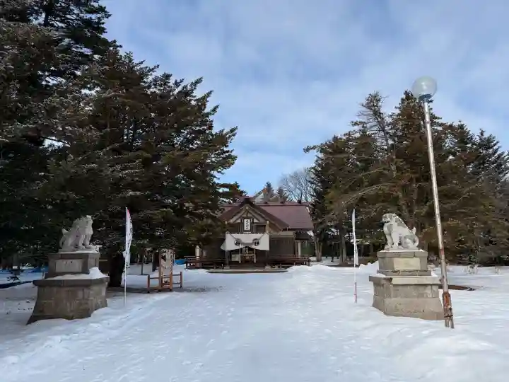 鹿追神社の{uncategorized: "未分類", other: "その他", undefined: "問題あり", building: "その他建物", grave: "お墓", sacred_gate: "鳥居", guardian: "狛犬", statue: "像", buddha: "仏像", history: "歴史", nature: "自然", garden: "庭園", animal: "動物", pagoda: "塔", temizu: "手水舎", mountain_gate: "山門・神門", sanctuary: "本殿・本堂", subordinate: "末社・摂社", art: "芸術", scenery: "景色", jizo: "地蔵", ema: "絵馬", goshuin: "御朱印", omikuji: "おみくじ", items: "授与品その他", amulet: "お守り", goshuincho: "御朱印帳", eats: "食事", festival: "お祭り", votive_dance: "神楽", shichigosan: "七五三参", wedding: "結婚式", experience: "体験その他", initially: "初詣", around: "周辺", anti_infection: "感染症対策"}