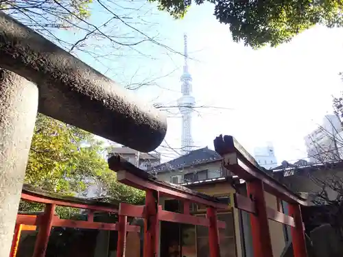 三囲神社の鳥居