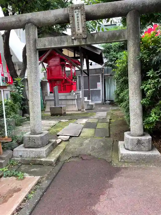  伊勢丸稲荷大神の鳥居