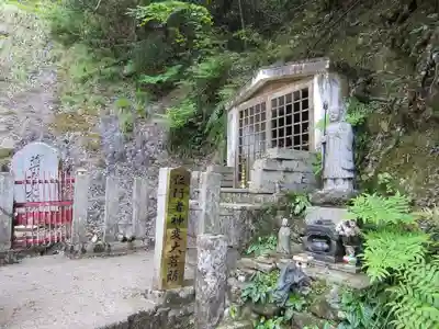 満願滝弁財天の本殿・本堂