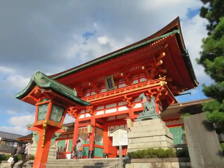 伏見稲荷大社の山門・神門