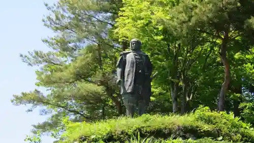 春日山神社の像