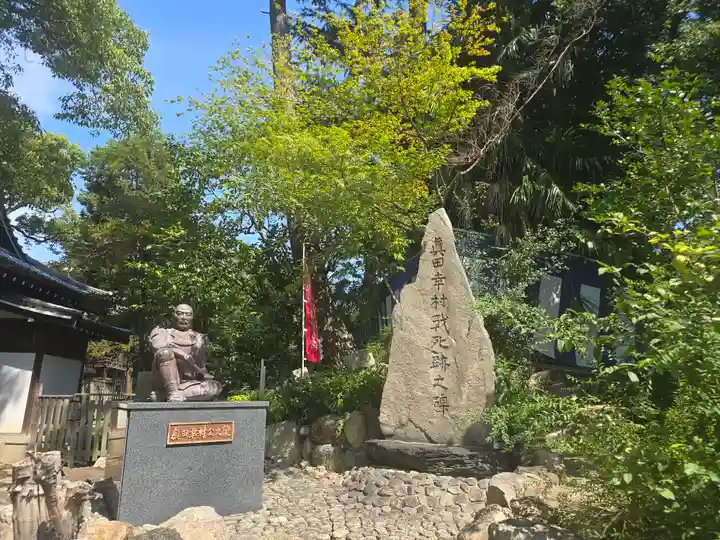 安居神社の像