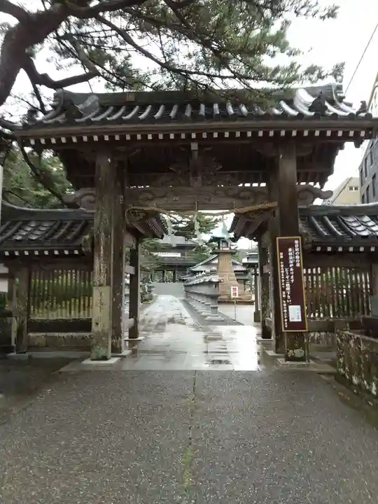 誕生寺の山門・神門