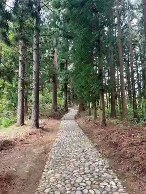 土津神社奥之院の{uncategorized: "未分類", other: "その他", undefined: "問題あり", building: "その他建物", grave: "お墓", sacred_gate: "鳥居", guardian: "狛犬", statue: "像", buddha: "仏像", history: "歴史", nature: "自然", garden: "庭園", animal: "動物", pagoda: "塔", temizu: "手水舎", mountain_gate: "山門・神門", sanctuary: "本殿・本堂", subordinate: "末社・摂社", art: "芸術", scenery: "景色", jizo: "地蔵", ema: "絵馬", goshuin: "御朱印", omikuji: "おみくじ", items: "授与品その他", amulet: "お守り", goshuincho: "御朱印帳", eats: "食事", festival: "お祭り", votive_dance: "神楽", shichigosan: "七五三参", wedding: "結婚式", experience: "体験その他", initially: "初詣", around: "周辺", anti_infection: "感染症対策"}