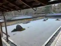 龍安寺の{uncategorized: "未分類", other: "その他", undefined: "問題あり", building: "その他建物", grave: "お墓", sacred_gate: "鳥居", guardian: "狛犬", statue: "像", buddha: "仏像", history: "歴史", nature: "自然", garden: "庭園", animal: "動物", pagoda: "塔", temizu: "手水舎", mountain_gate: "山門・神門", sanctuary: "本殿・本堂", subordinate: "末社・摂社", art: "芸術", scenery: "景色", jizo: "地蔵", ema: "絵馬", goshuin: "御朱印", omikuji: "おみくじ", items: "授与品その他", amulet: "お守り", goshuincho: "御朱印帳", eats: "食事", festival: "お祭り", votive_dance: "神楽", shichigosan: "七五三参", wedding: "結婚式", experience: "体験その他", initially: "初詣", around: "周辺", anti_infection: "感染症対策"}