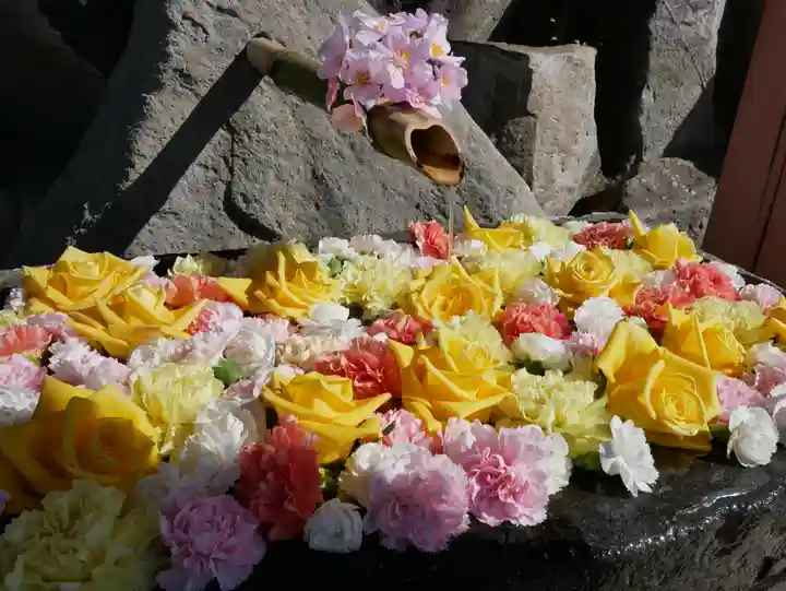 差出磯大嶽山神社 仕事と健康と厄よけの神さまの手水舎